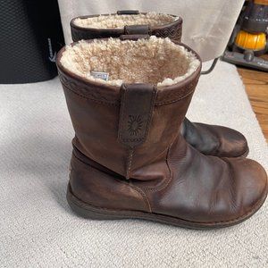 UGG Aliso Brown Boots 13